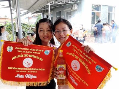 đơn vị phường Xuân Hòa nhận cờ lưu niệm hội thi DOVB_n.jpg