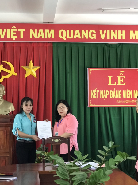 Đc bí thư cb Nguyễn Thị Đỏ  trao quyết định kết nạp đảng cho đảng viên.jpg