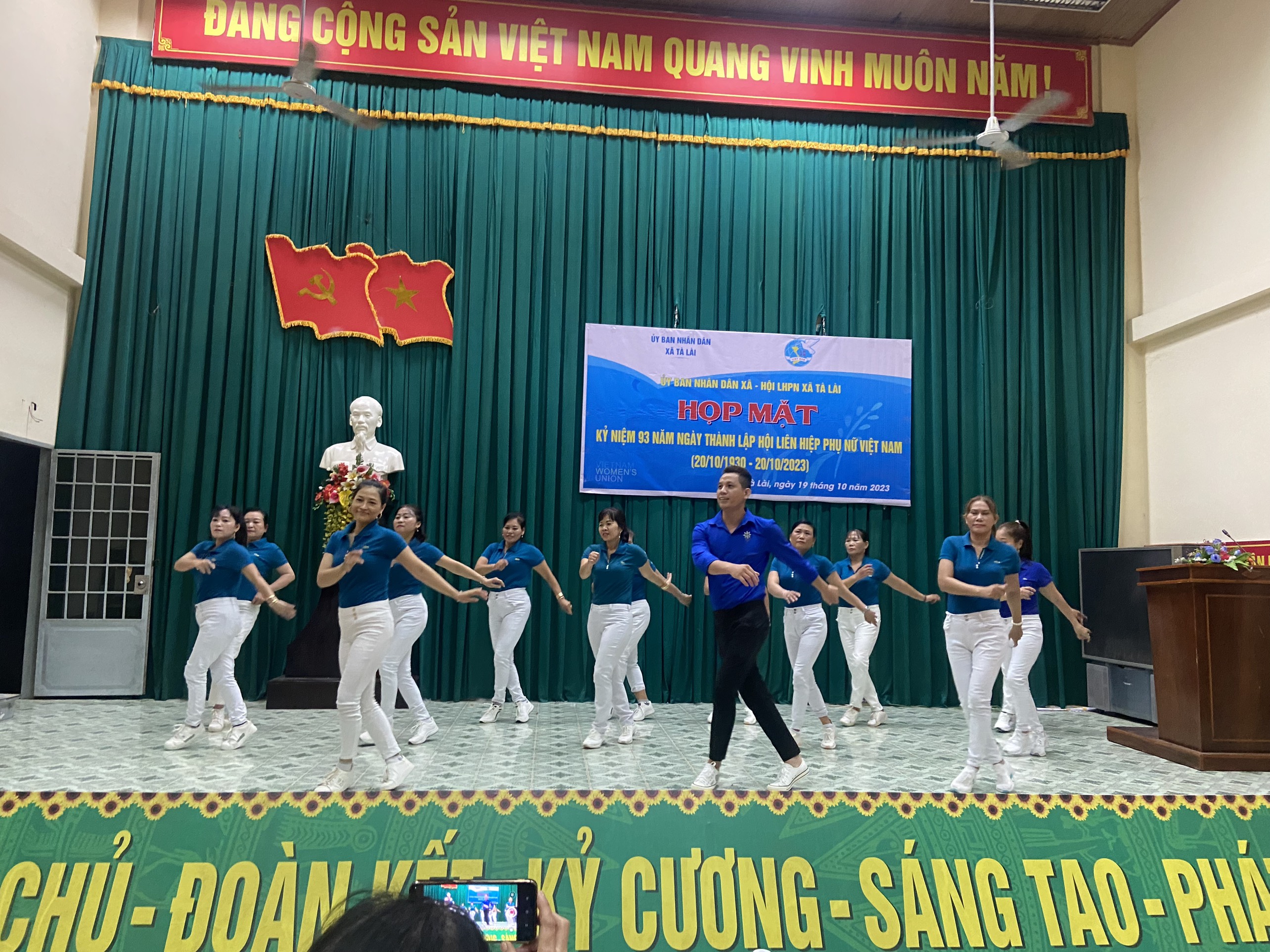 CLB dân vũ Tà Lài biểu diễn.jpg