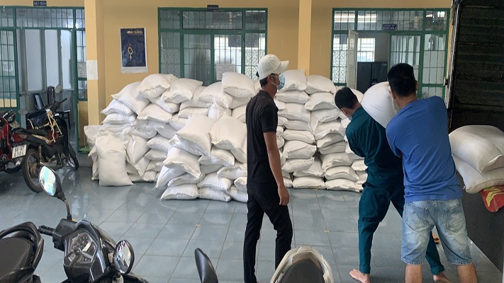 phân gạo từ nguồn trợ cấp chính phủ - nhận gạo.jpg