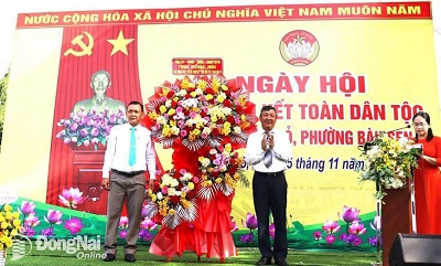 Phó BT tỉnh ủy tặng Hoa.jpg