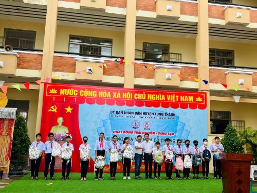 ông Hùng tặng học bổng cho 20 học sinh.jpg