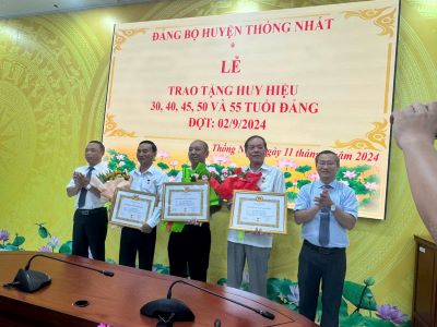 Trao huy hiệu đảng.jpg