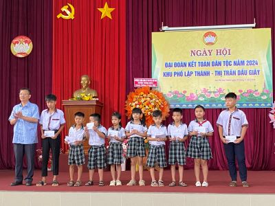 Tặng học bổng ngày DĐK LT.jpg