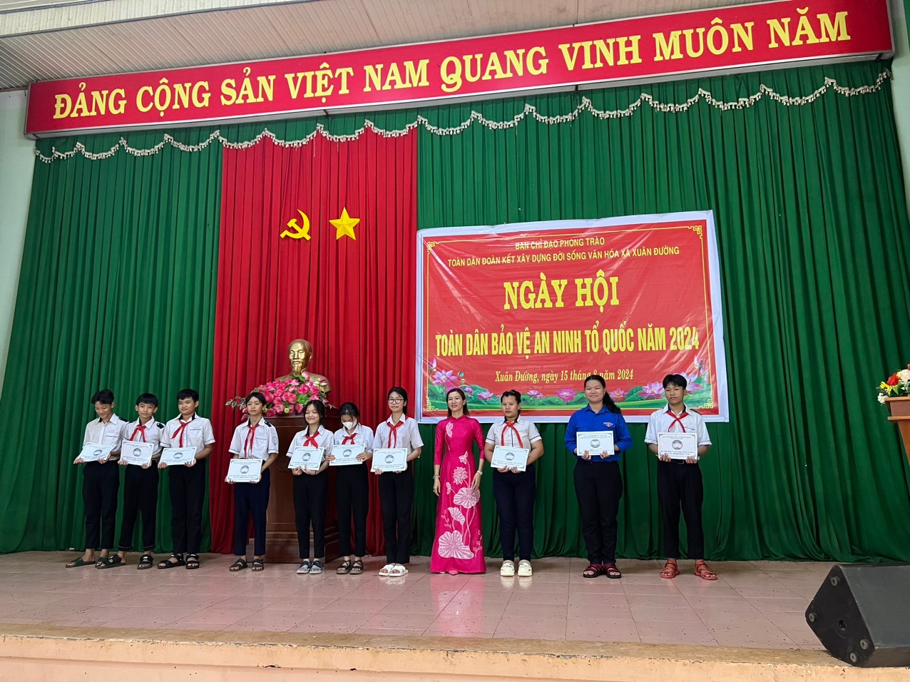 trao quà ngày hội 1.png