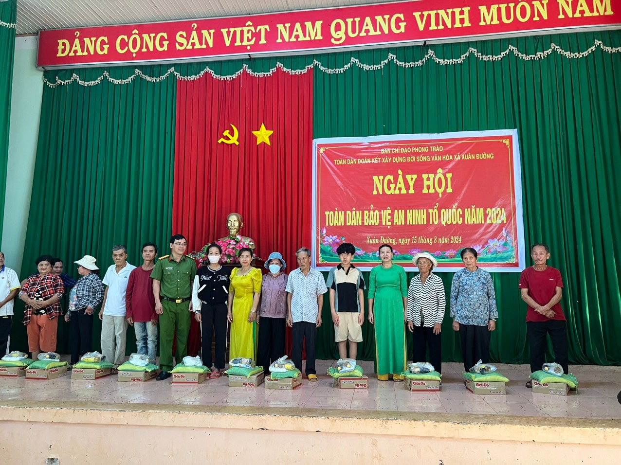 trao quà ngày hội 2.png