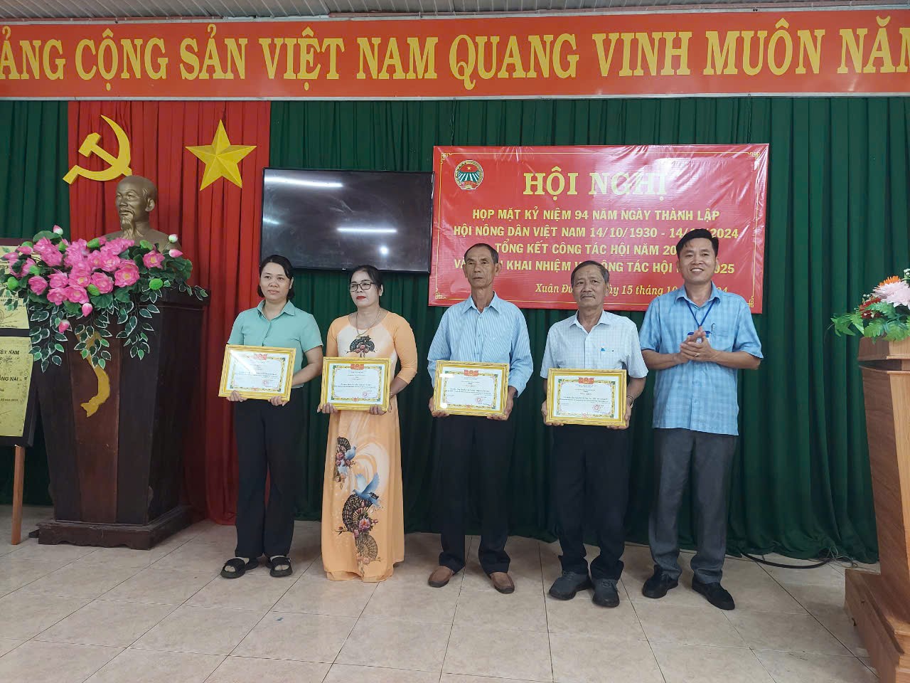 trao giấy khen hội nông dân.jpg