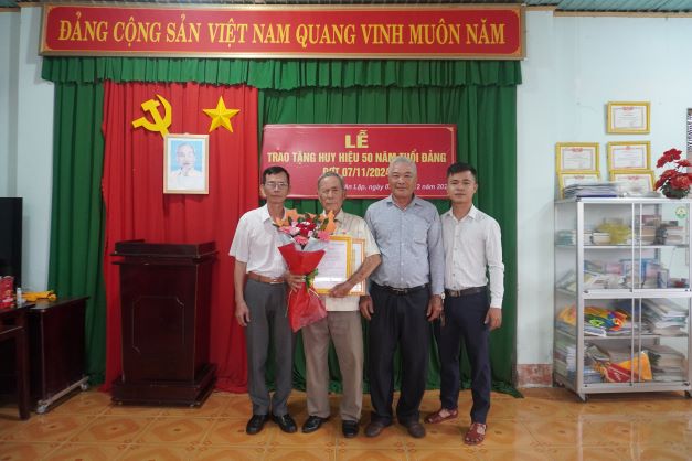 1trao huy hiệu đảng phú mỹ.JPG