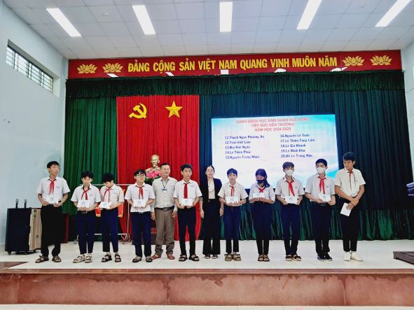 1trao học bổng 4.jpg